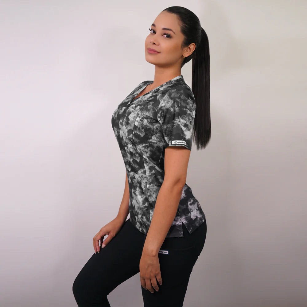 Delantal clinico Mujer tela elasticada estampada. Combina con Gris y negro