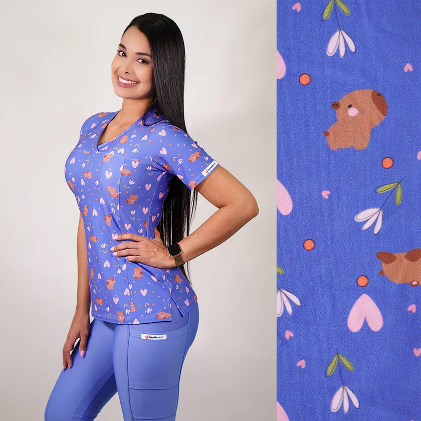 Delantal Mujer tela elasticada estampada Capibara. Combina con Celeste.
