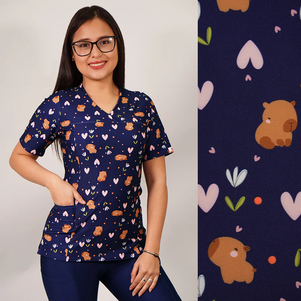 Delantal Mujer tela elasticada estampada Capibara. Combina con Azul Marino