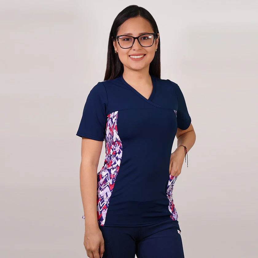 Delantal Mujer tela elasticada C/aplic. estampada al costado. Azul Marino